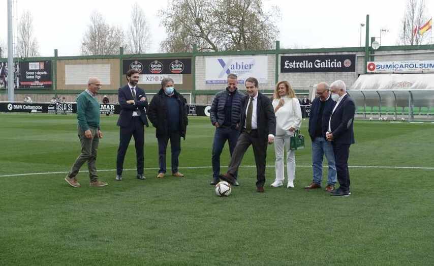 O alcalde e a presidenta da Deputaci&oacute;n na posta en funcioanamento do novo c&eacute;spede do campo do Vao.