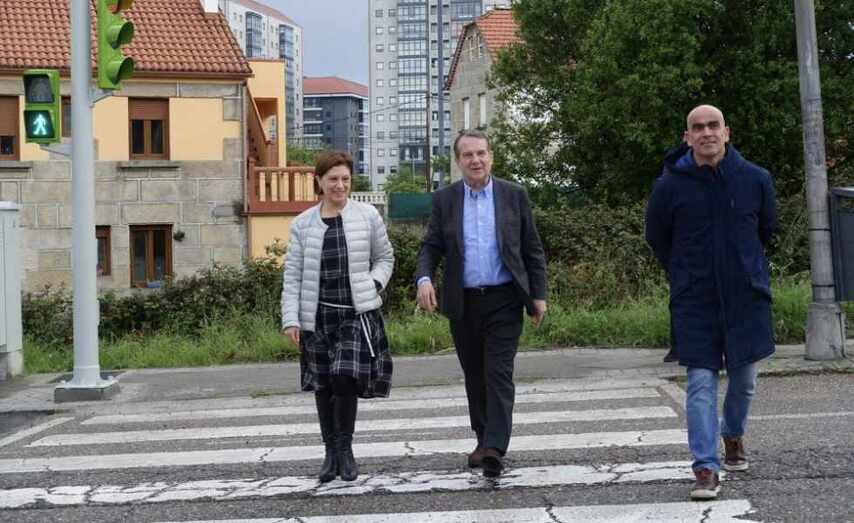 O alcalde xunto &aacute; tenente de alcalde, Elena Espinosa, e o t&eacute;cnico de mobilidade.