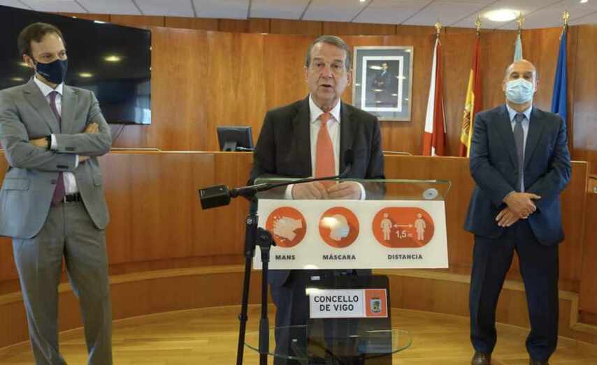 O alcalde, no centro da imaxe, acompa&ntilde;ado por Andr&eacute;s Fern&aacute;ndez e Jorge Falagan (&aacute; dereita da imaxe).