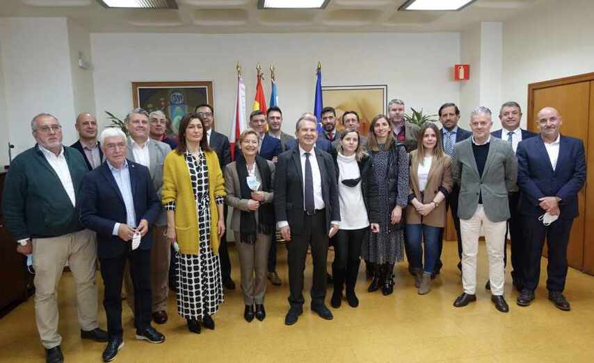 O alcalde ao remate do encontro coas empresas colaboradoras.