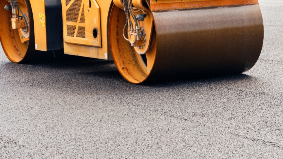 Más de 1,8 millones para renovar el firme de cinco carreteras en ocho concellos