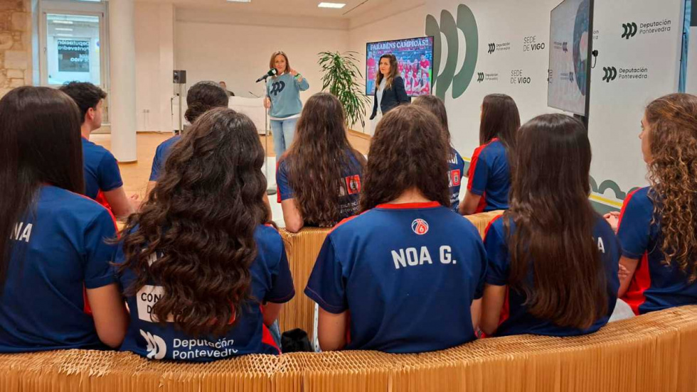 La Deputación recibe al equipo júnior femenino del Seis do Nadal tras proclamarse campeón gallego