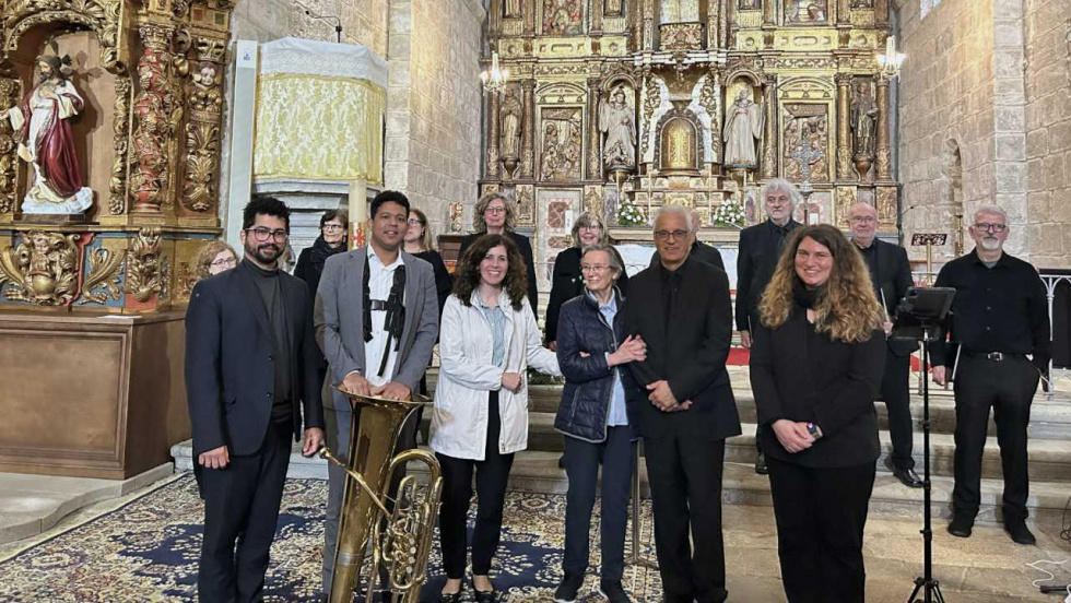 La iglesia de Santa María de Oia recibe la donación de un órgano artesanal único de la familia Barja