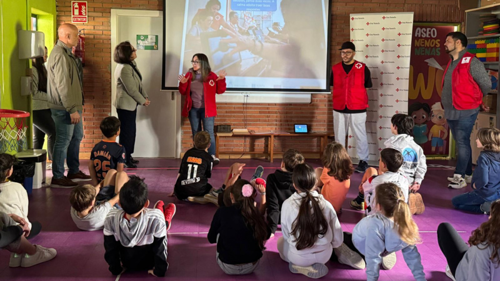 Treinta niños se ponen en la piel de sus abuelos en el campamento ConciliaTea de Ponteareas