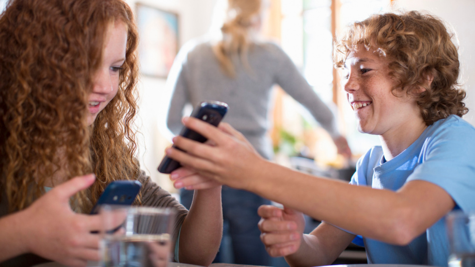 Adictos al móvil antes de los 12 años: la edad de acceso baja hasta los 10,8 años