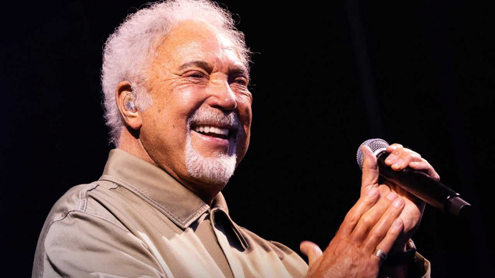 Tom Jones vuelve a Galicia con su voz eterna a los 85 años