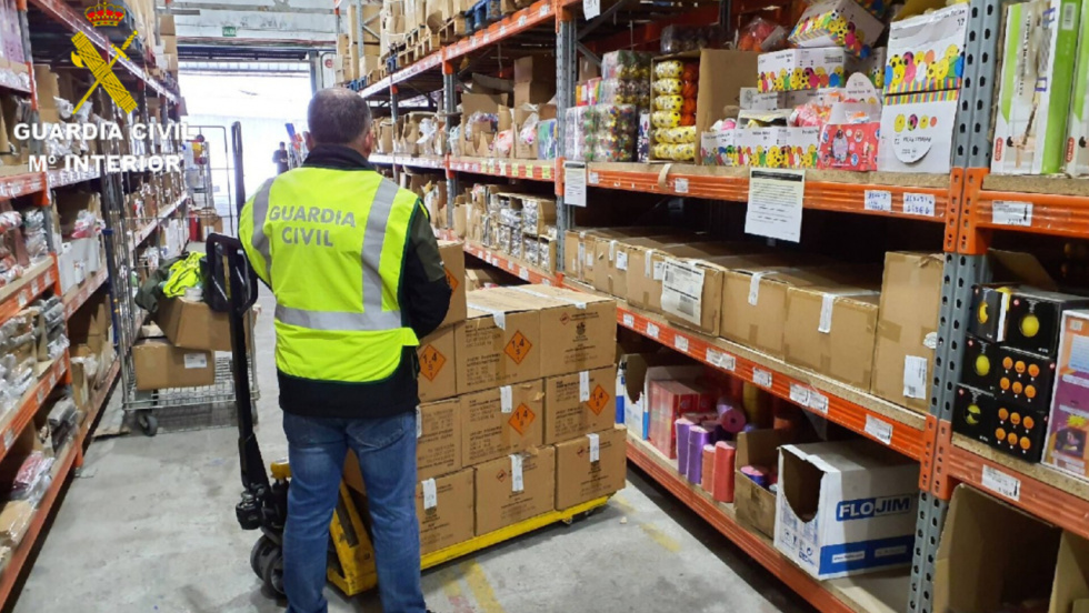 Precintado un bazar de O Porriño con más de 10 kilos de material pirotécnico sin autorización ni medidas de seguridad