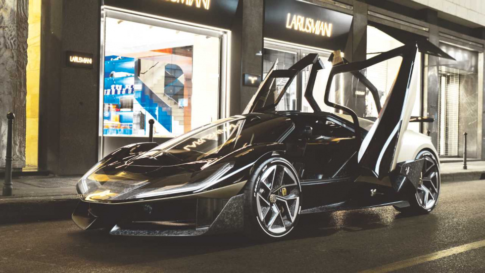 Lotus presenta en Milán un concept car con asiento que vibra y ‘habla’ con las manos