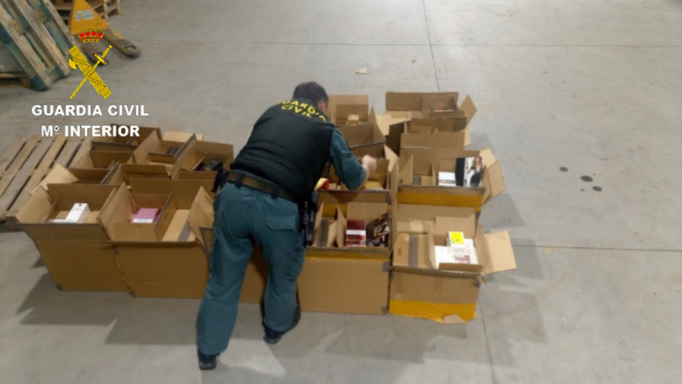 La Guardia Civil interviene en Mos más de mil perfumes de contrabando valorados en 132.000 euros