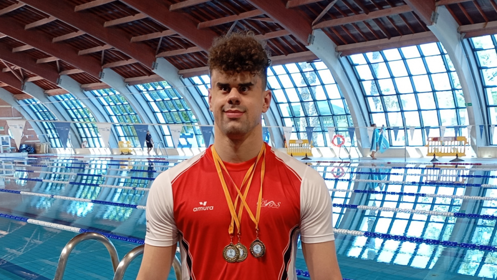 Oro, récord y campeonato para el nadador de Mos