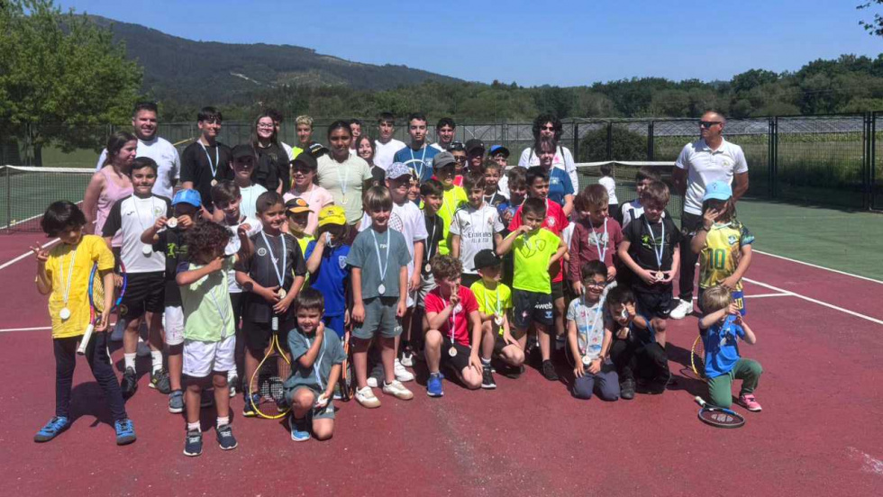 El tenis solidario de Tomiño reúne a 30 niños y recauda 100 kilos de alimentos