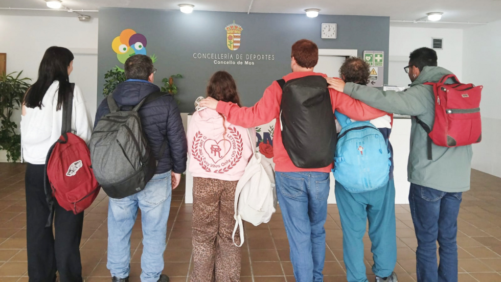 Una quincena de personas en tratamiento de adicciones participa en el programa de hábitos saludables de la piscina municipal de Mos