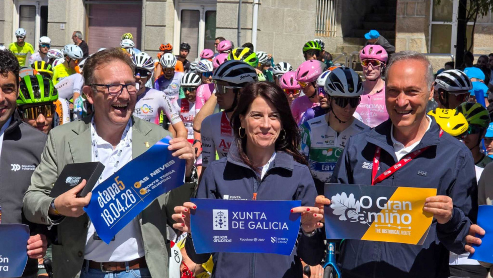 Adam Yates se viste de campeón en O Gran Camiño tras recibir el maillot de ganador de manos de la conselleira