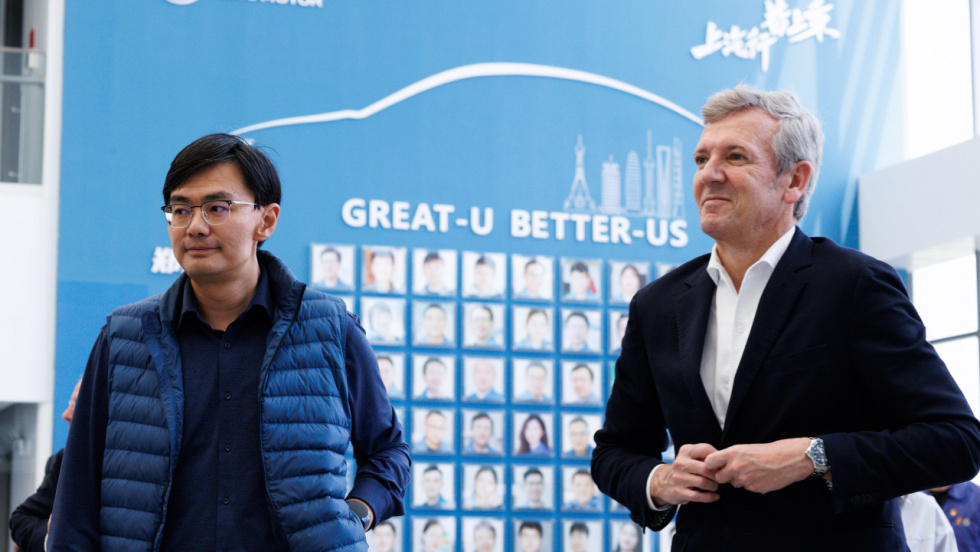 Rueda exhibe en China la fortaleza logística de Galicia para la electromovilidad