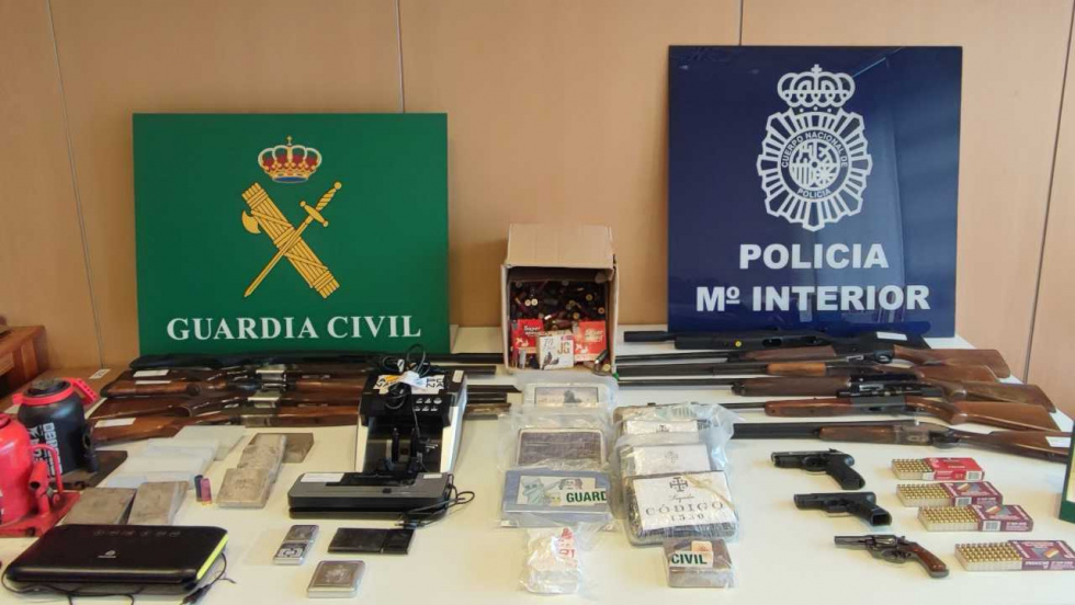 Desarticulado en O Salnés un grupo criminal con dos lanchas rápidas, 20 kilos de cocaína y 16 armas largas