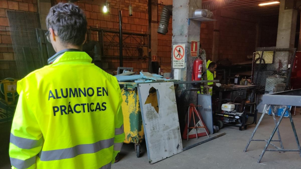 O Porriño acoge a tres estudiantes de FP para prácticas en reforma y mantenimiento de edificios