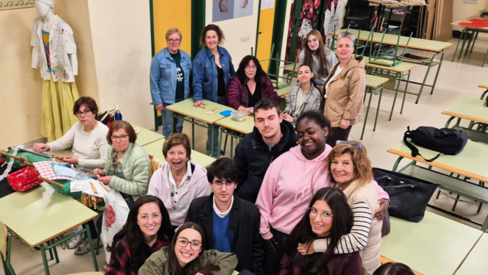 Palilleiras de Mos y estudiantes de Bachillerato de Artes se dan cita en FormaMos para impulsar la artesanía entre los jóvenes
