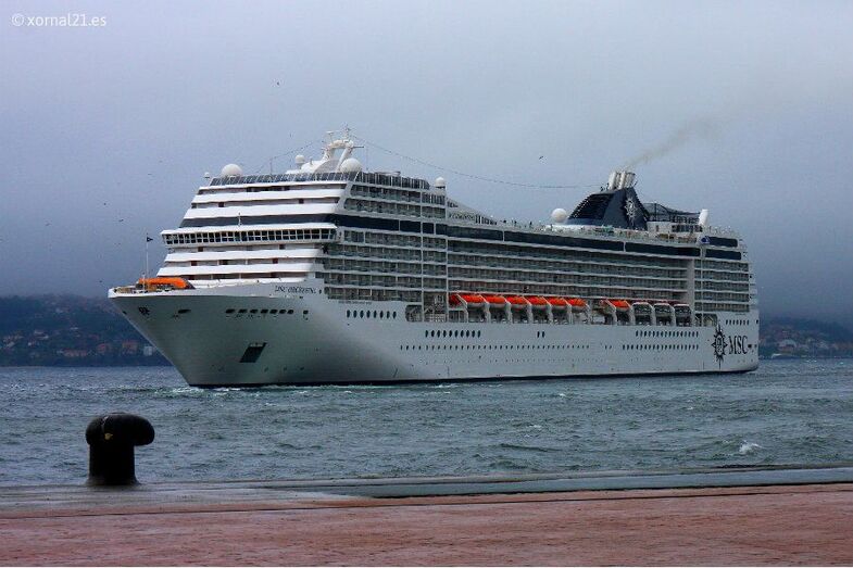 Imagen del MSC Orchestra a su partida del Puerto de Vigo, esta tarde