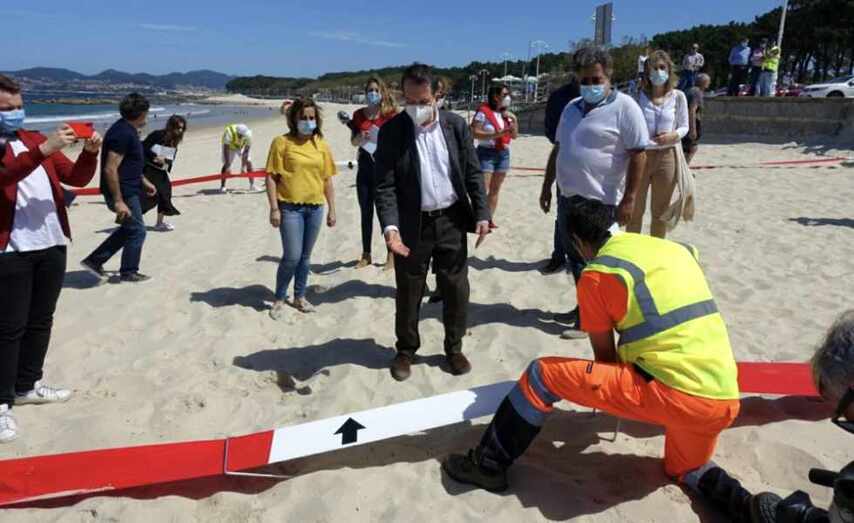O alcalde na presentaci&oacute;n do sistema de cintas separadoras o ano pasado.