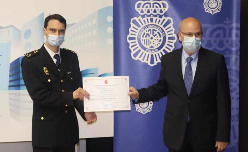 Entrega de la menci&oacute;n a &Aacute;ngel Mart&iacute;n Joven, jefe del servicio de Urgencias.