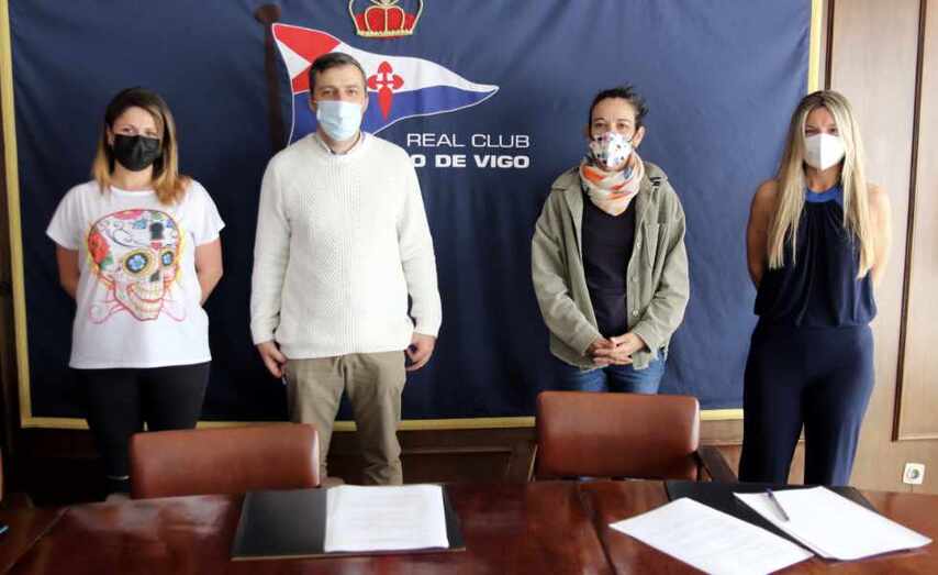 De pie, de izquierda a derecha, Laura Otero, Ignacio Cao, Diana Vila y Almudena Mouri&ntilde;o.