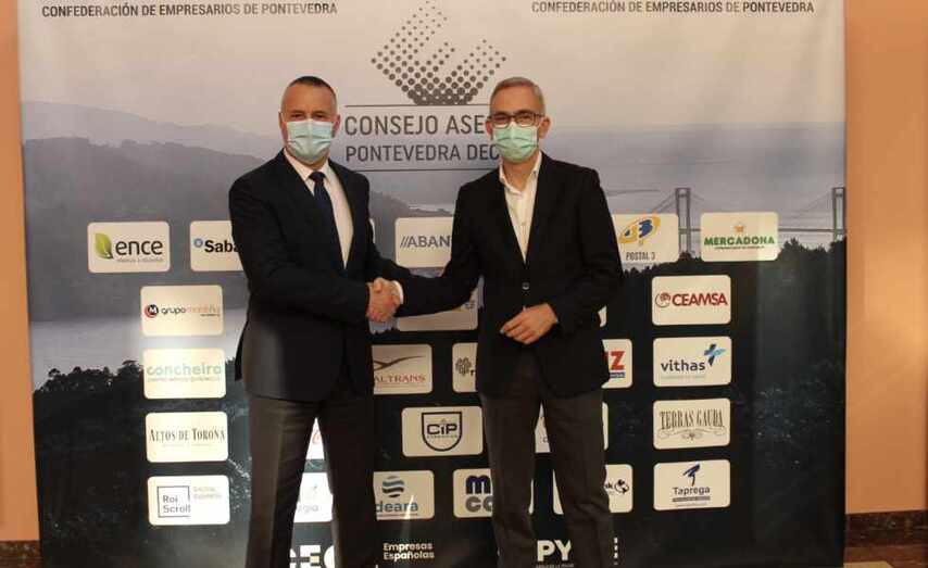 Manuel Ángel Alonso (dcha.) y Jorge Cebreiros hoy, en la sede de la CEP en Vigo, tras la firma del acuerdo.