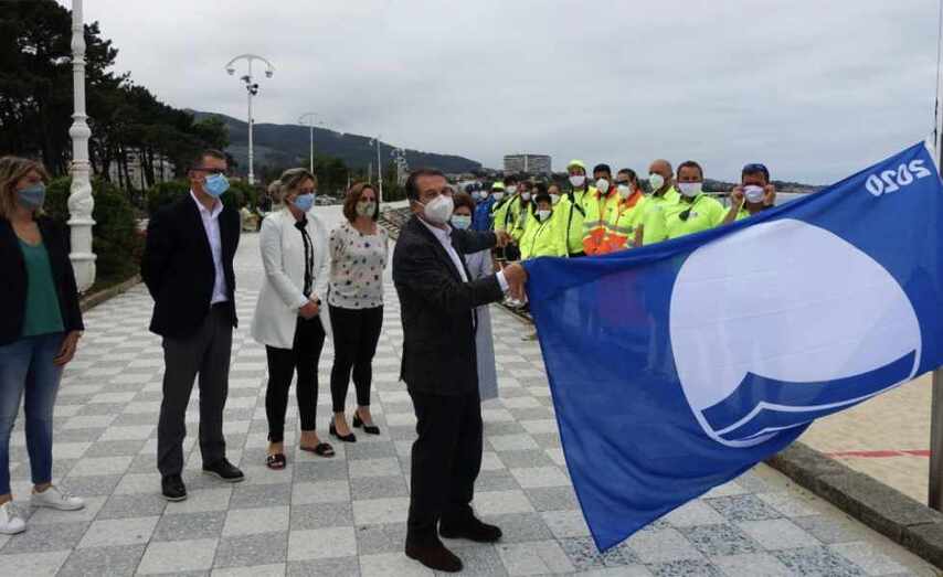 Abel Caballero, xunto con ed&iacute;s do seu goberno, no izado da bandeira azul de Samil do ano pasado.