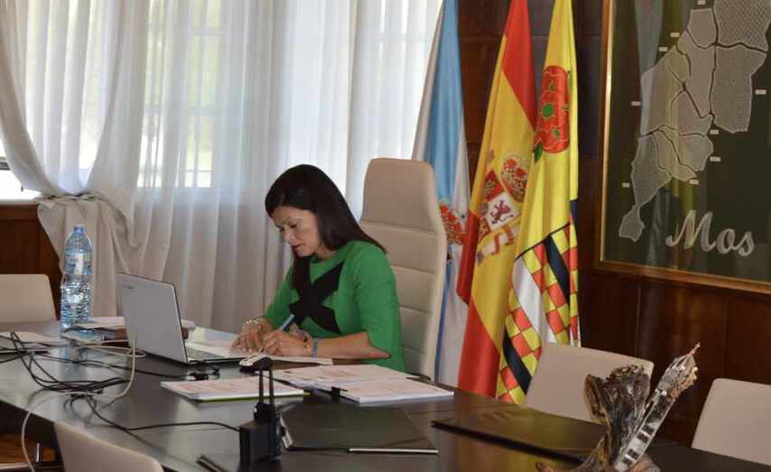 A alcaldesa de Mos, Nidia Arévalo, durante o Pleno desta mañá celebrado por videoconferencia.
