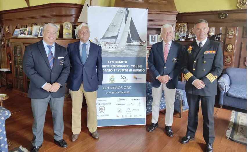 De izquierda a derecha, presidente del Real Club de Regatas Galicia, D. Fernando Rem&iacute;rez de Esparza;  D. Juan Carlos Rodr&iacute;guez-Toubes;  D. Eduardo Rodr&iacute;guez-Toubes y el Comandante-Director de la Escuela Naval, Capit&aacute;n de Nav&ia