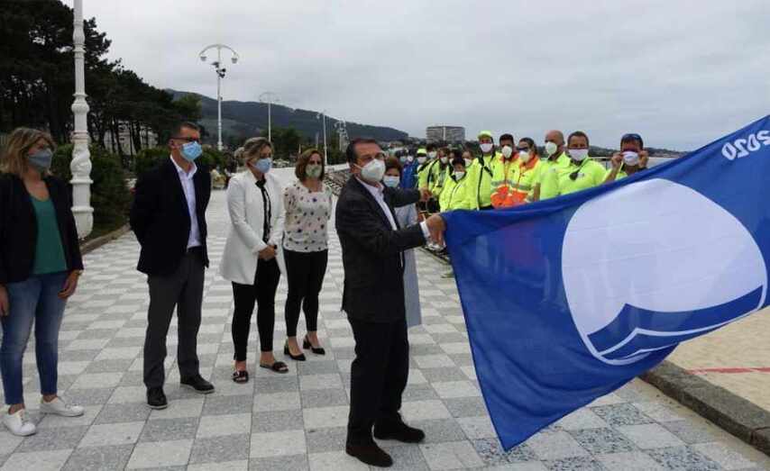 Arquivo: O alcalde izando a bandeira azul en Samil no 2021.