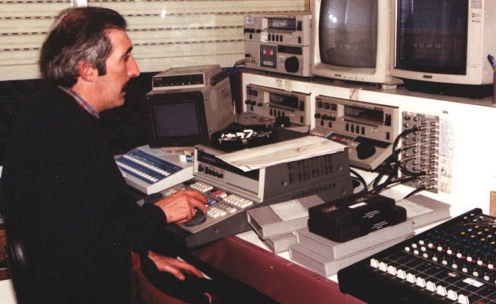 O dramaturgo e pioneiro do cinema galego, Roberto Vidal Bolaño, traballando nunha sala de montaxe. Foto: Arquivo Familia Vidal Bolaño