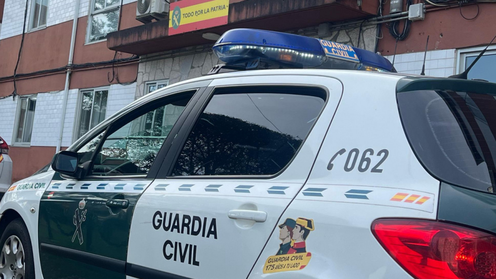 Investigan a dos personas por prostitución y tráfico de drogas en un piso de Cangas