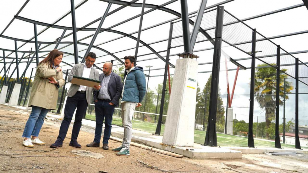 Luis López presenta el proyecto de los nuevos vestuarios del pavillón de Rodeiro