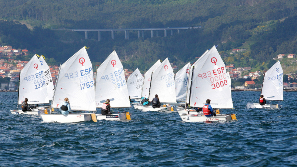 José Luis Ríos lidera la Regata ABANCA de Optimist en Vigo con un primer y un tercer puesto