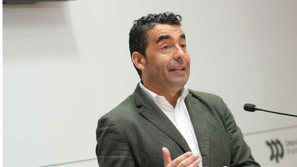 La Deputación reparte un millón de euros entre cinco concellos para césped, paseos y eficiencia energética