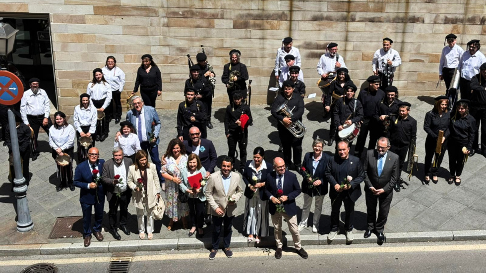 Medio centenar de rondalleiros lleva la Festa da Rosa de Mos al corazón de Madrid