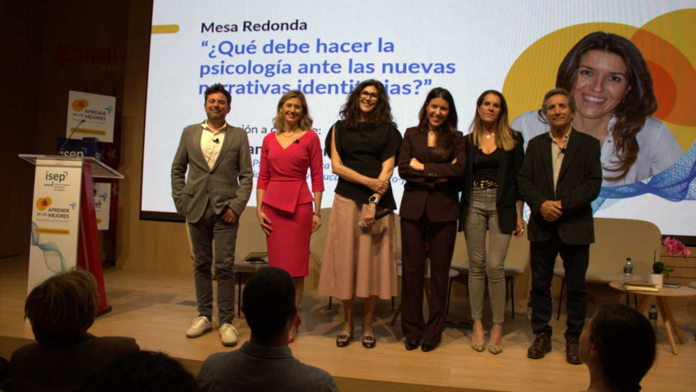 Los adolescentes construyen su identidad bajo la presión de los likes, los filtros y la IA