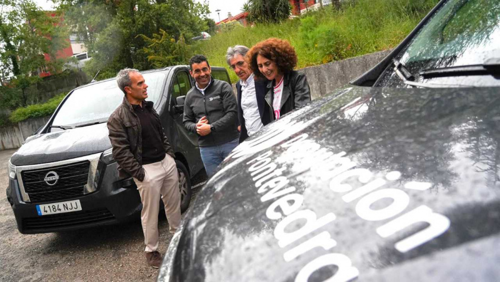 Luis López entrega al Frigoríficos do Morrazo y al Luceros las furgonetas DepoVan en Cangas