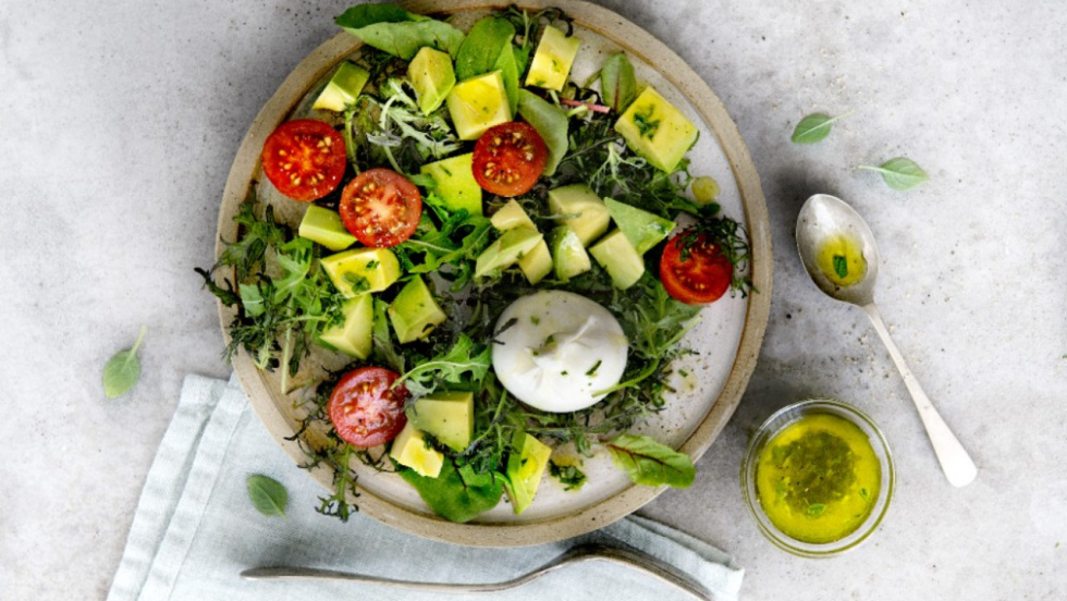 Un plato fresco, verde y cremoso: la ensalada que cuida tu tripa