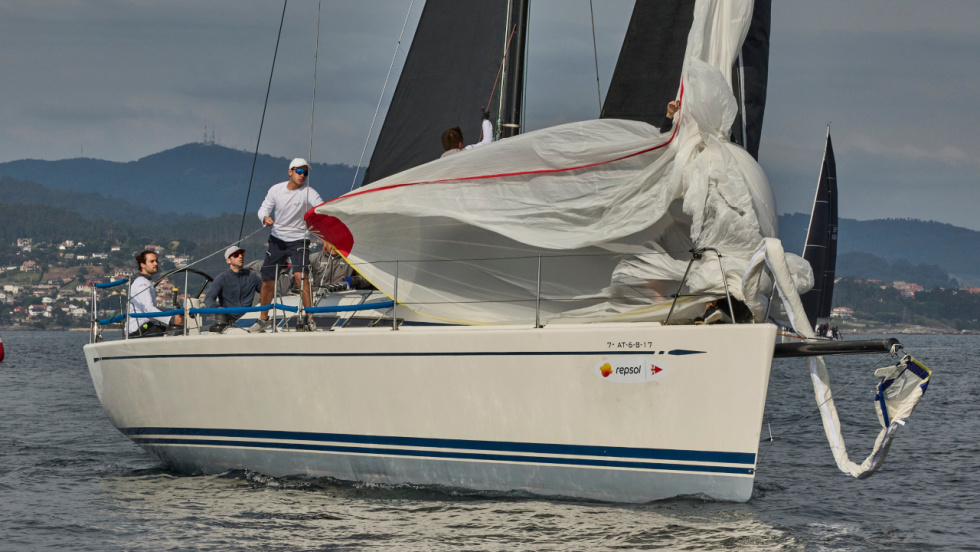El viento obliga a esperar más de dos horas en el estreno del Trofeo Repsol en Baiona
