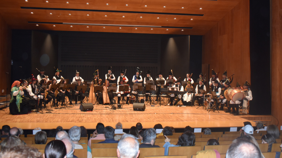 Torroso se llena de música y baile tradicional para honrar a Begoña Caamaño