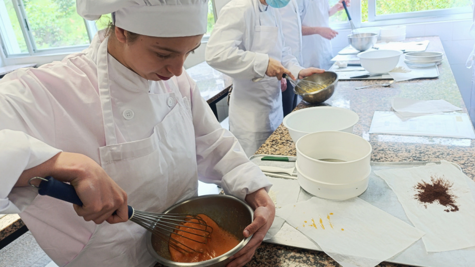 El dulce camino al empleo: seis jóvenes con discapacidad intelectual se gradúan en pastelería en el CIFP Manuel Antonio