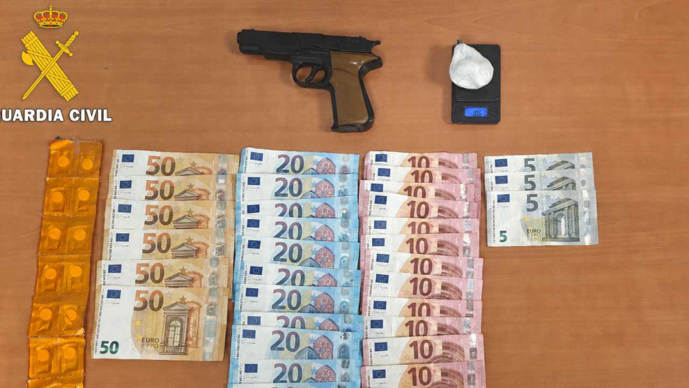 Cocaína, metadona y una pistola de fogueo en un coche mal aparcado de A Guarda