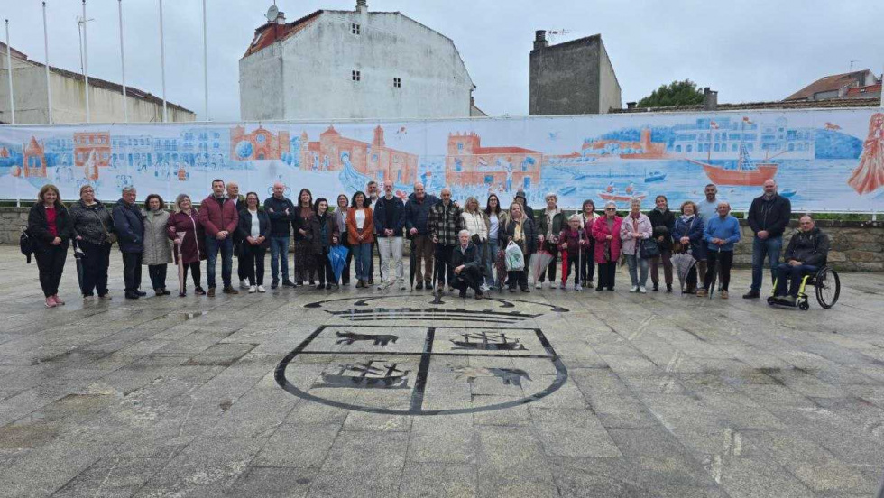 Baiona estrena una gran lona artística de 32 metros que retrata la esencia de la villa desde Santa Marta al Faro de Silleiro