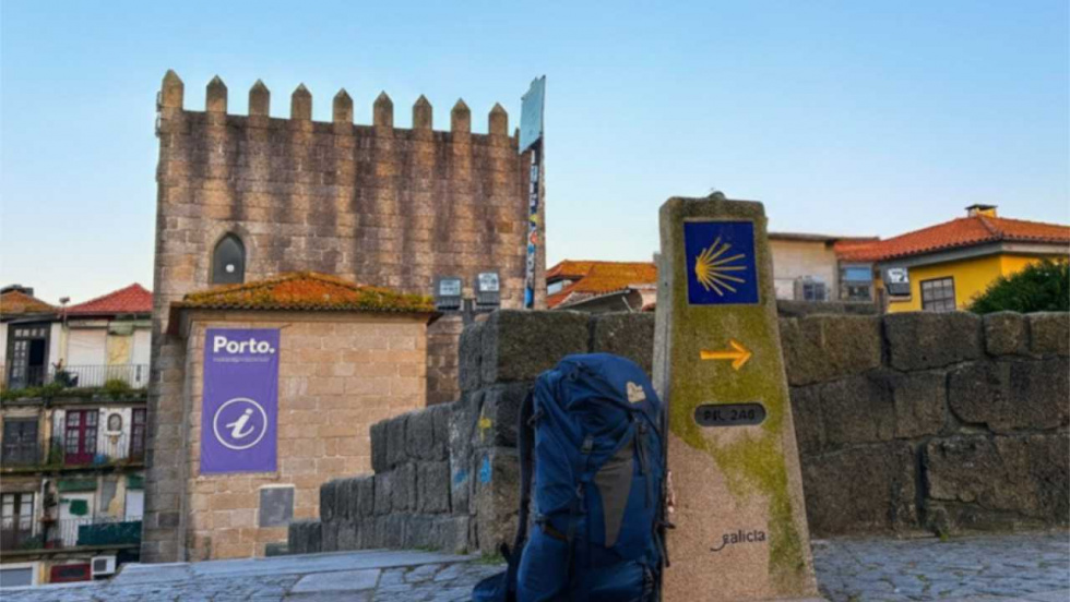 Correos estrena el servicio Paq Mochila Directo para enviar maletas de peregrinos desde Oporto a Santiago
