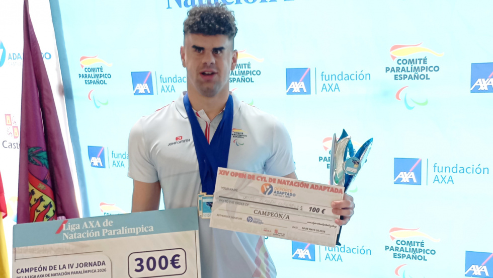 El nadador vigués Juan Ferrón bate dos récords de España en Castilla y León y lidera la Liga AXA