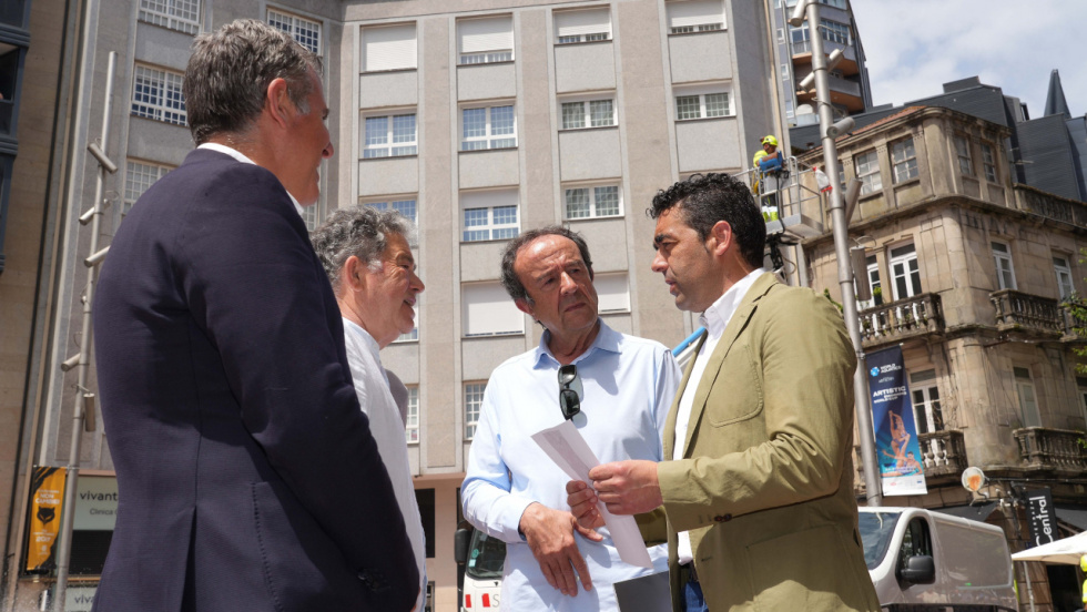 Luis López exhibe otros 2,3 millones de la Deputación para renovar 2.300 farolas en el centro de Pontevedra