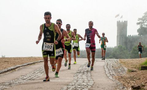 La prueba de carrera discurre alrededor del parador de Baiona. /&copy; Laureano Freire