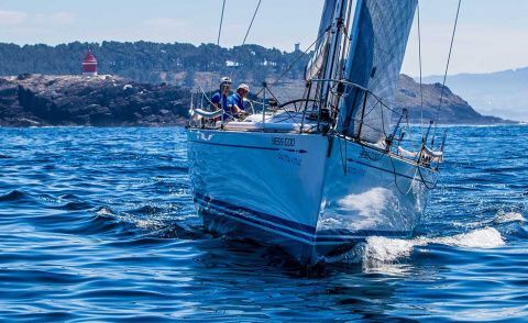 El Yess Too se qued&oacute; sin viento en la Costa de la Vela y decidi&oacute; abandonar. /&copy; Rosana Calvo