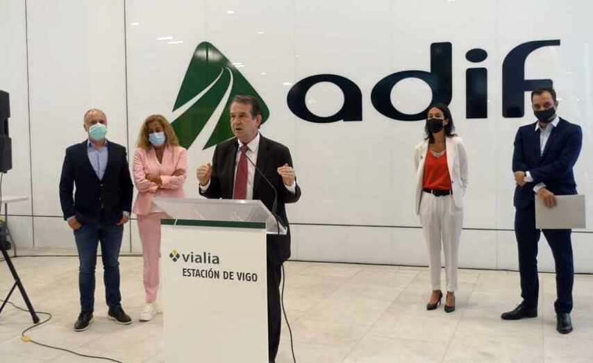 O alcalde nun momento da presentaci&oacute;n do estudo hidroxeol&oacute;xico en Vialia.